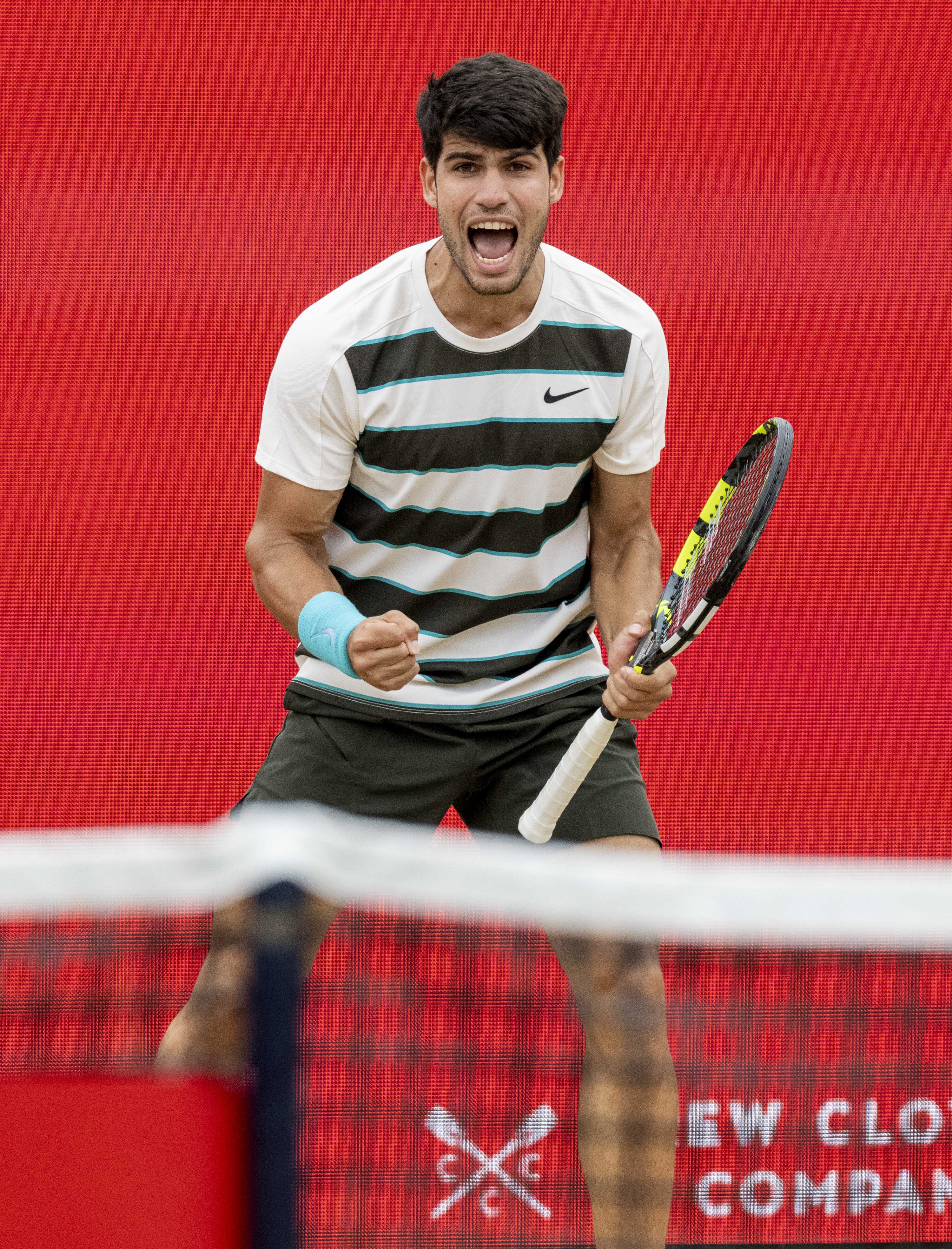 关于德国网球队力克西班牙网球队，阿尔卡拉斯统治全场的信息