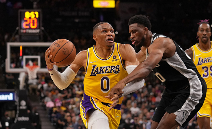 爵士碾压马刺，威斯布鲁克一己之力扛起全队的简单介绍