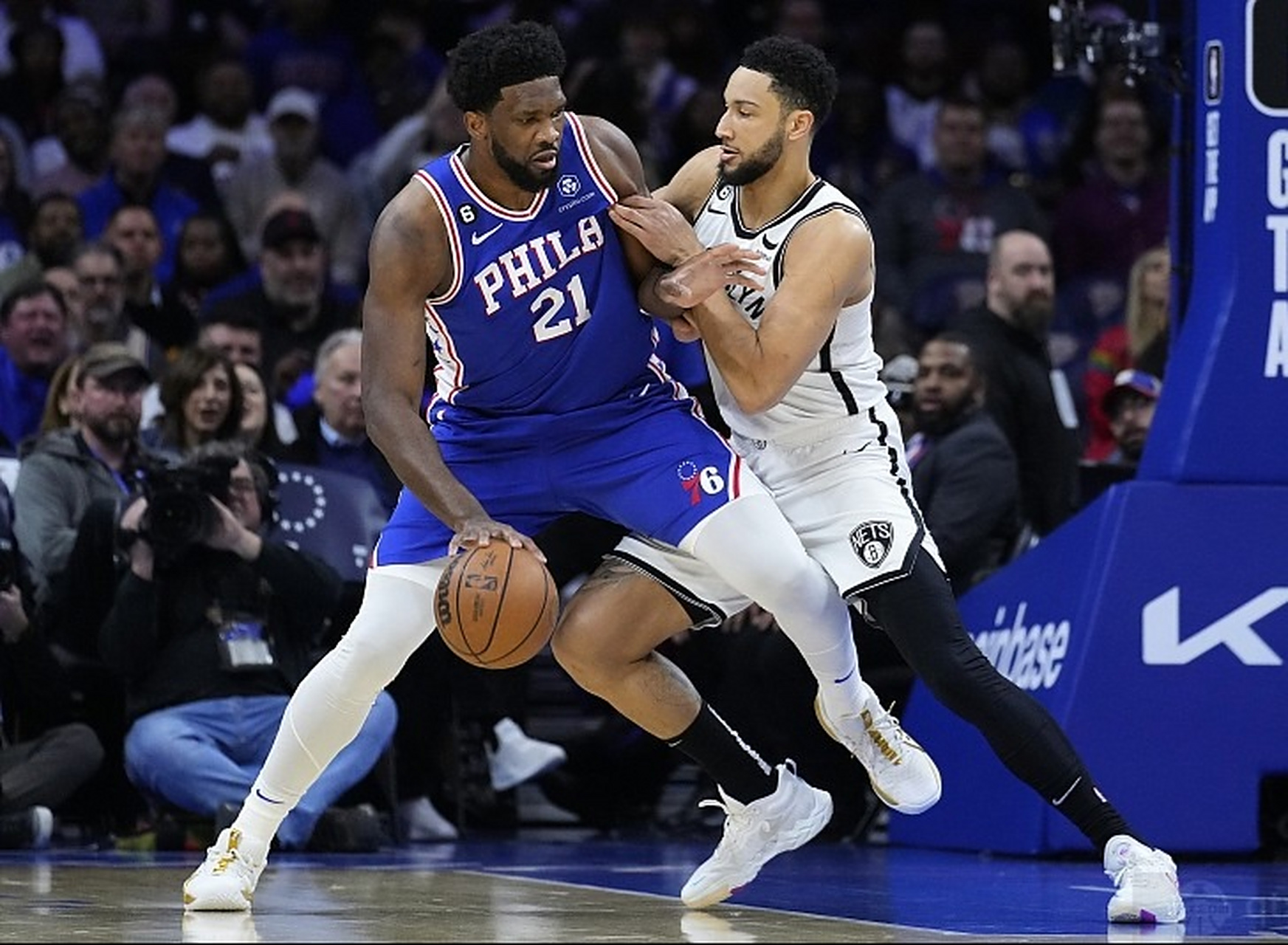 火箭力克76人,欧文三分雨点燃全场 火箭力克76人,欧文三分雨点燃全场