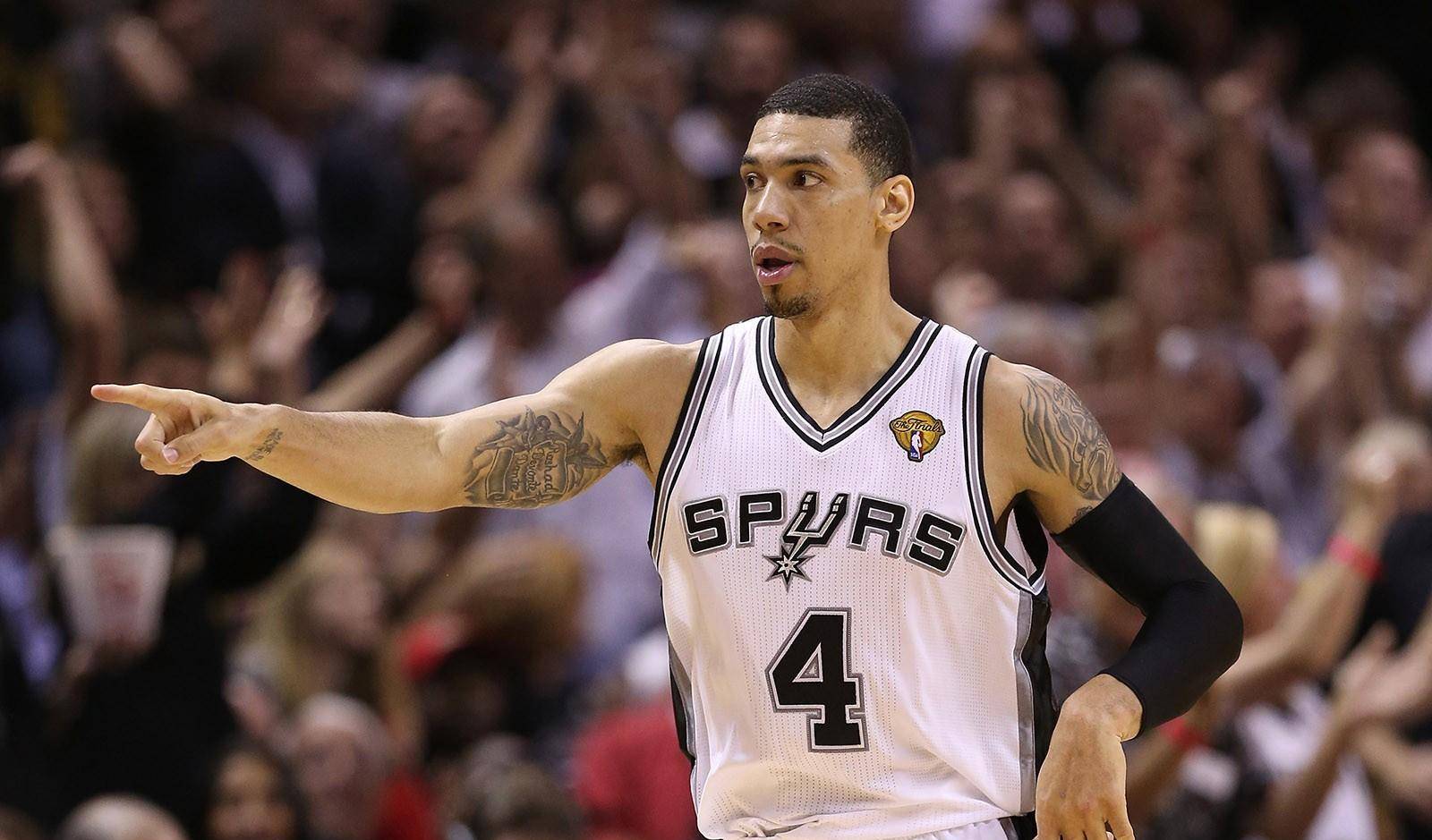 巴西男篮鏖战雄鹿,丹尼·格林完成帽子戏法 巴西男篮鏖战雄鹿,丹尼·格林完成帽子戏法