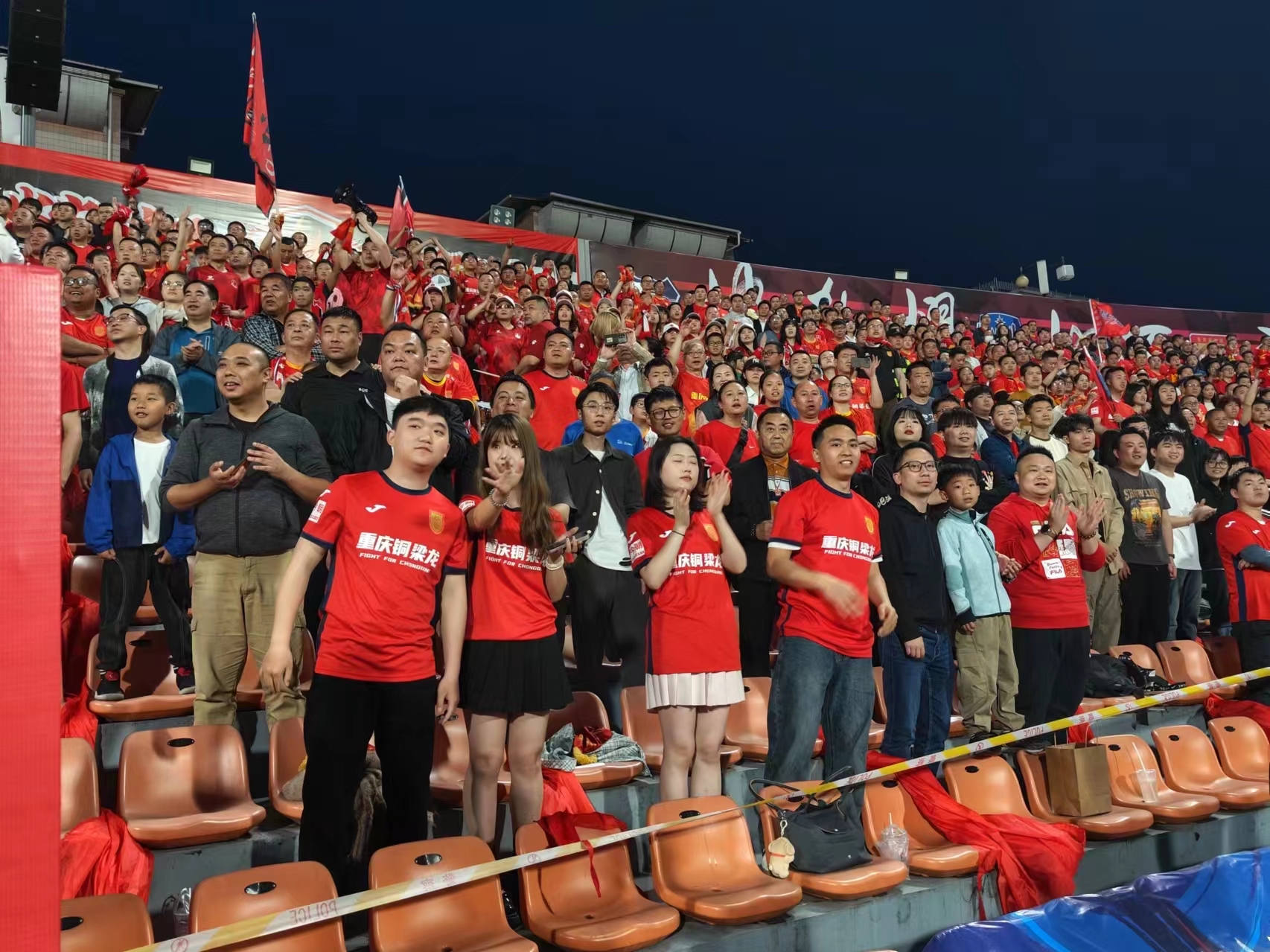 包含足球赛场上运动员实力尽显,观众热情高涨的词条 包含足球赛场上运动员实力尽显,观众热情高涨的词条