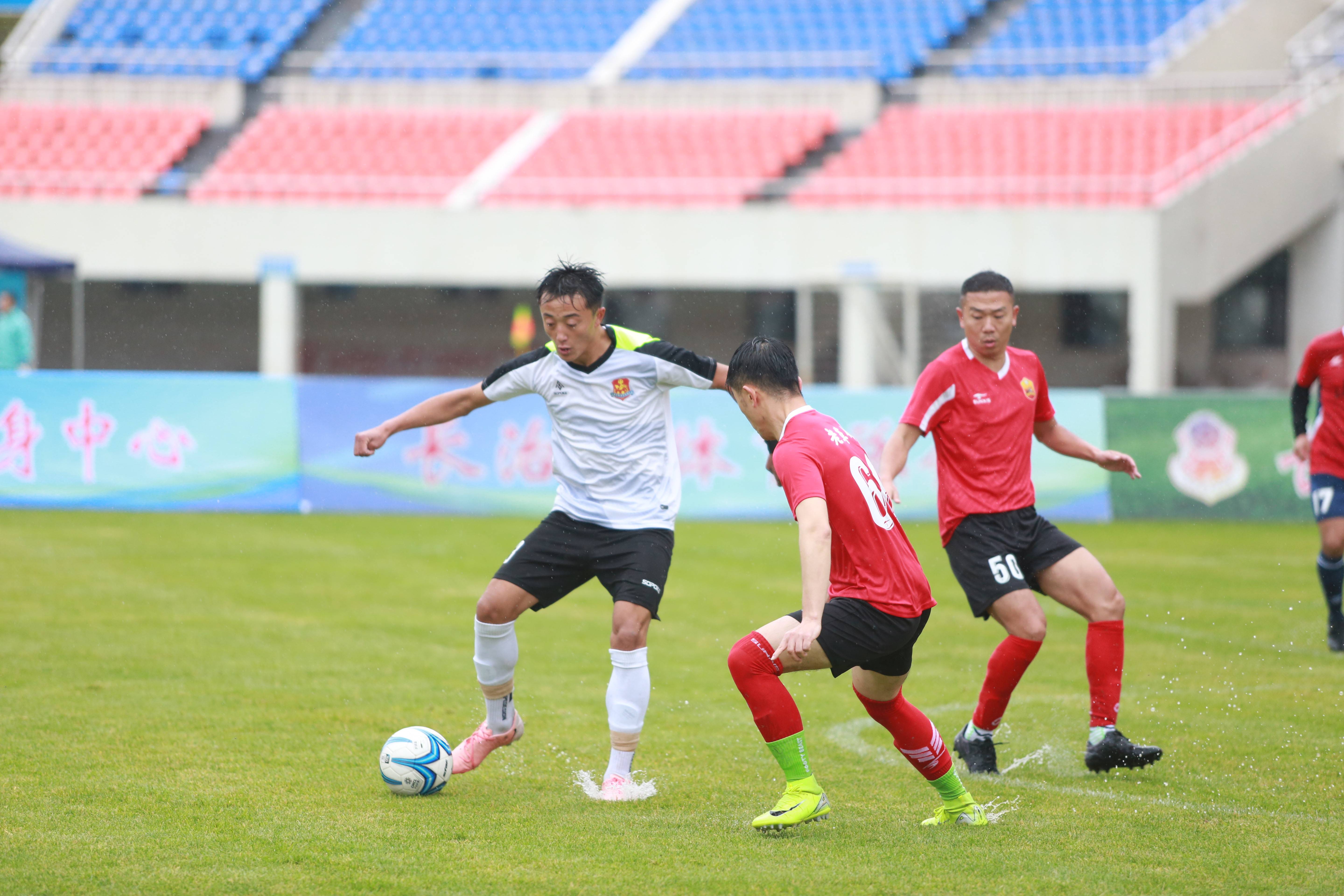 包含足球赛场上运动员实力尽显,观众热情高涨的词条 包含足球赛场上运动员实力尽显,观众热情高涨的词条